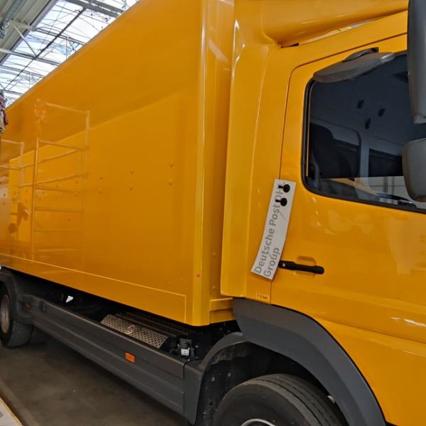 Beklebung DHL Lkw