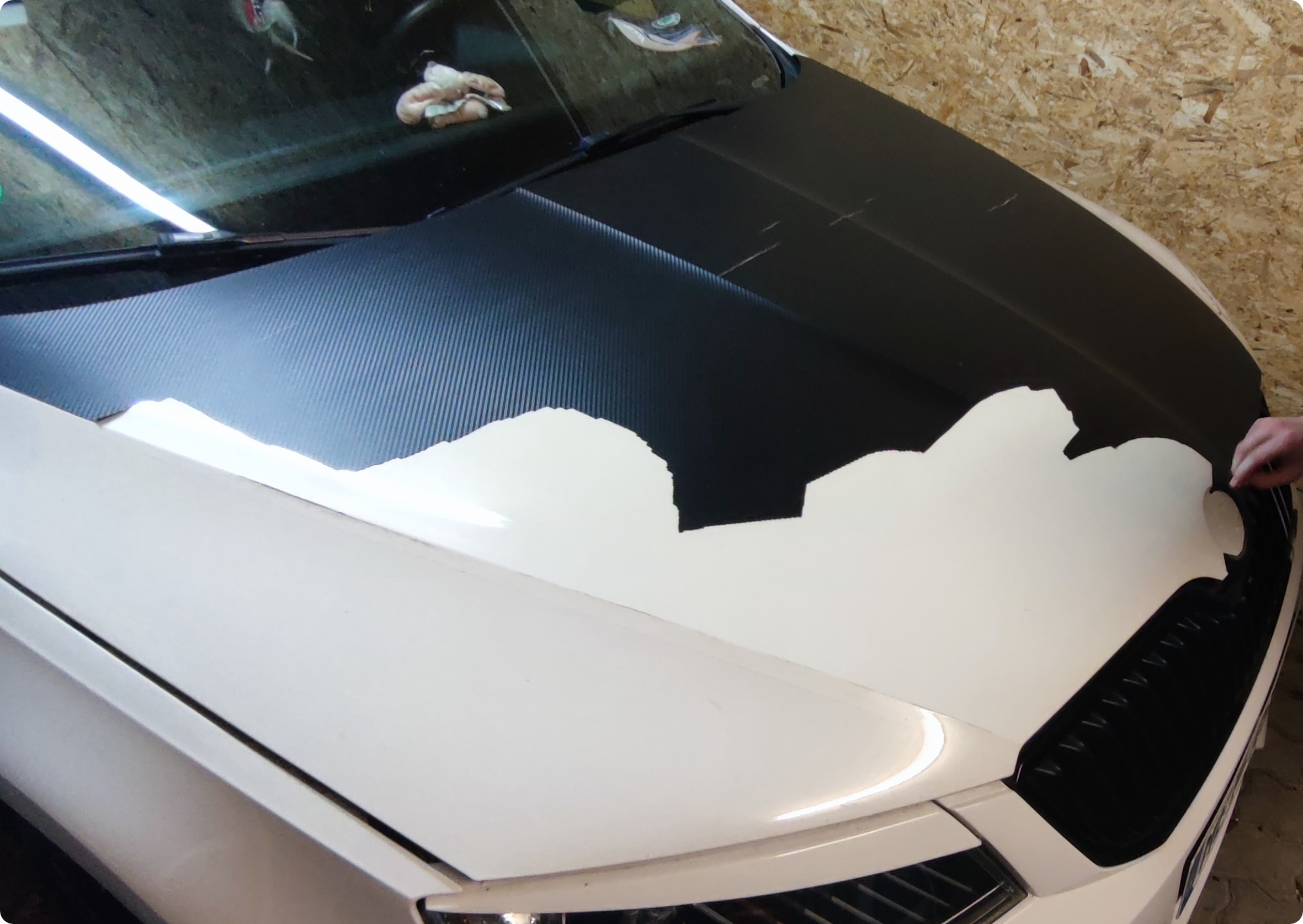 Defolierung einer Carbonfolie auf einer Motorhaube, die gerissen waren. Image