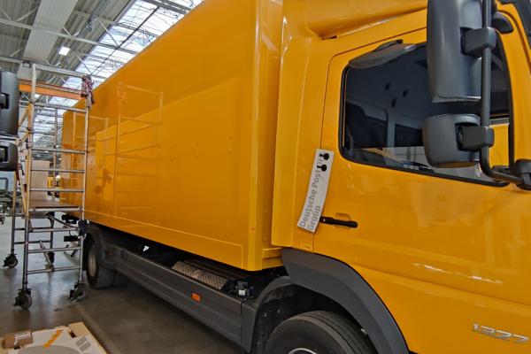 Beklebung DHL Lkw
