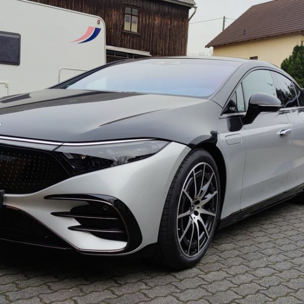 Folierung eines Mercedes EQS in silber