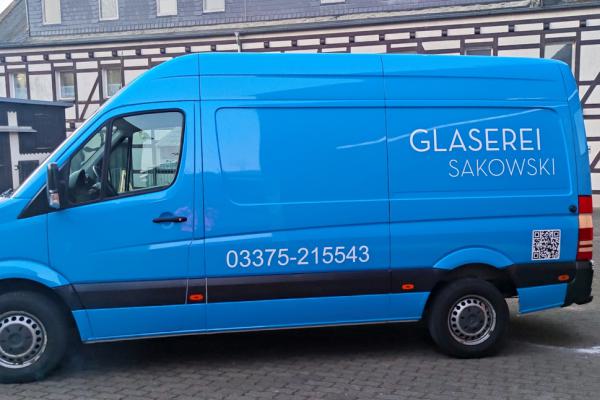 Folierung Mercedes Sprinter in Firmenfarbe mit Logo